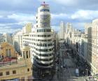 Гран-Виа является одной из главных улиц Мадрида, она будет найти кинотеатры, театры и магазины